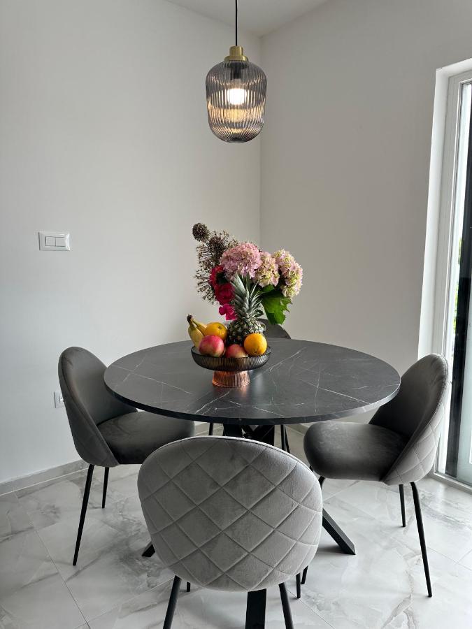 Olive View Apartment Brela Eksteriør billede